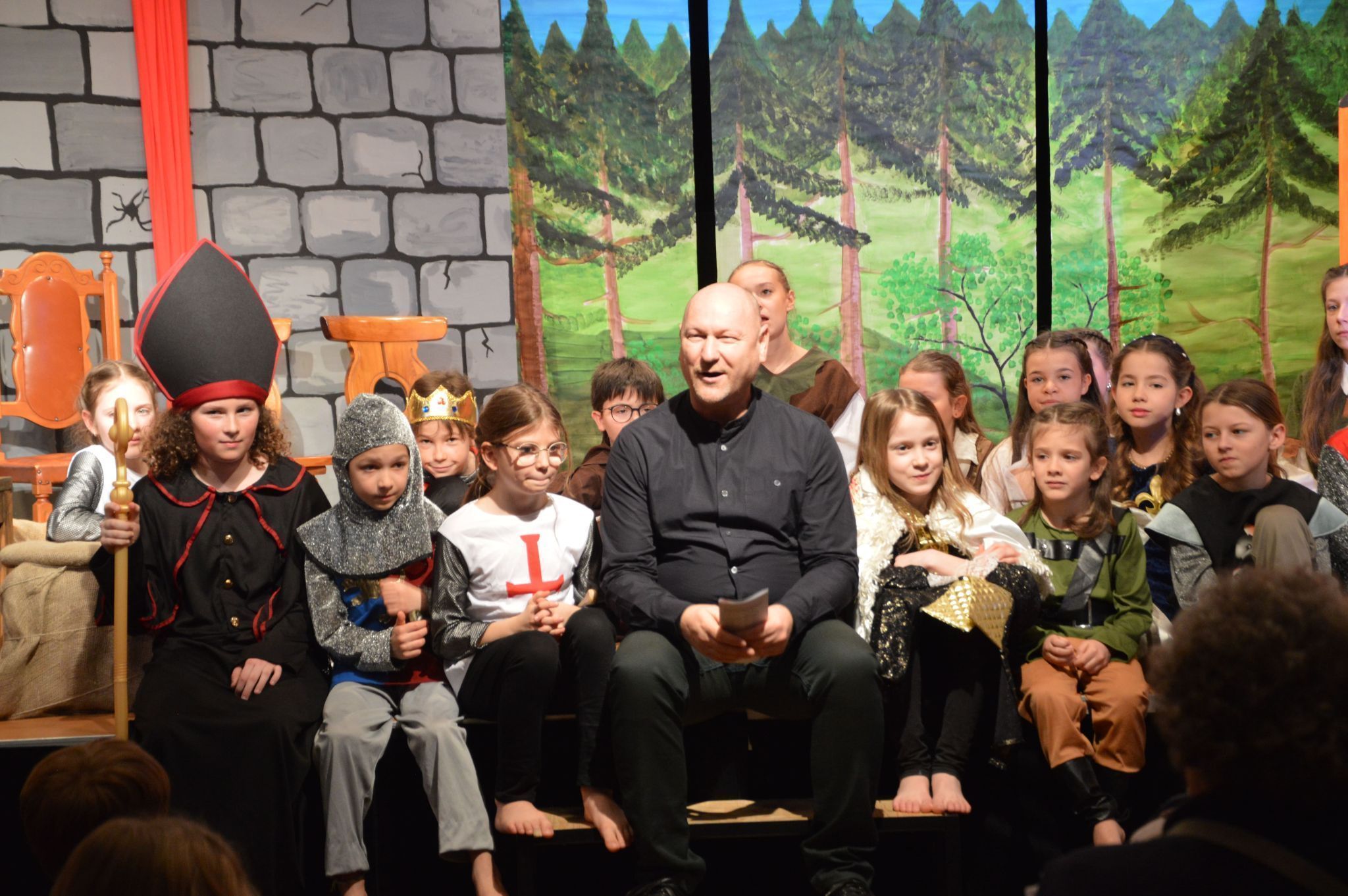 Ein stolzer und glücklicher Regisseur inmitten seiner Schützlinge