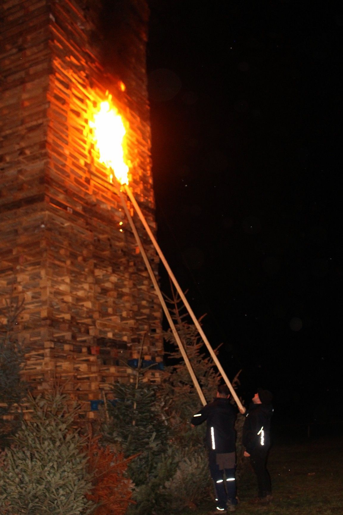 Mit langen Fackeln wurde der Stapel aus Palletten gezündet.