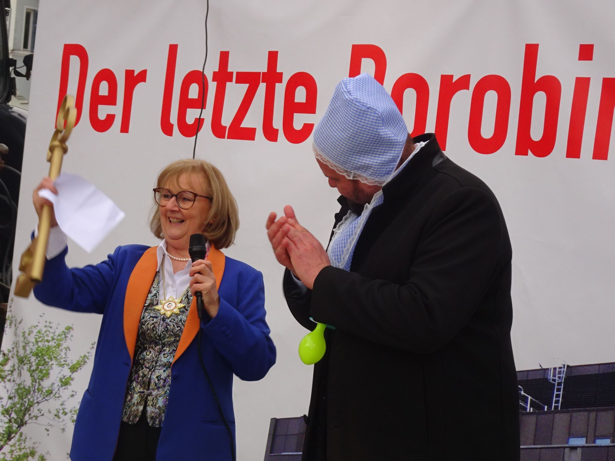 Stolz demonstriert die Zunftmeisterin wer die nächsten 14 Tage das Sagen in Dornbirn hat.