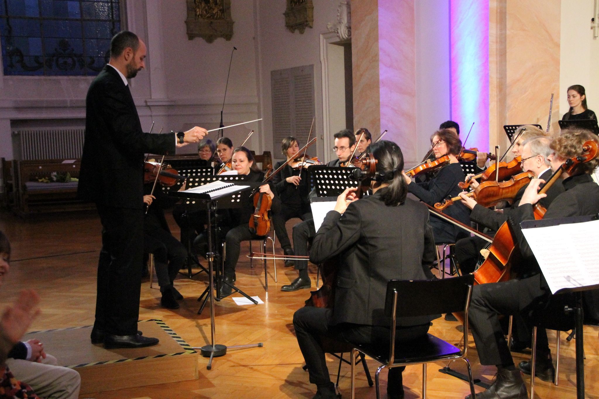 Unter der Leitung von Gábor Kozma bringt das Ensemble Klassik und 20. Jahrhundert zum Klingen.