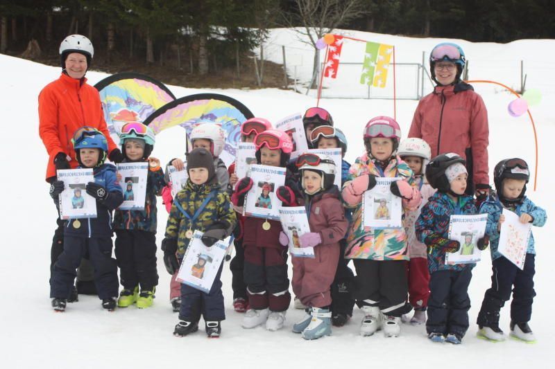Die Kids zeigten mit Stolz die Urkunde und Gutscheine. 