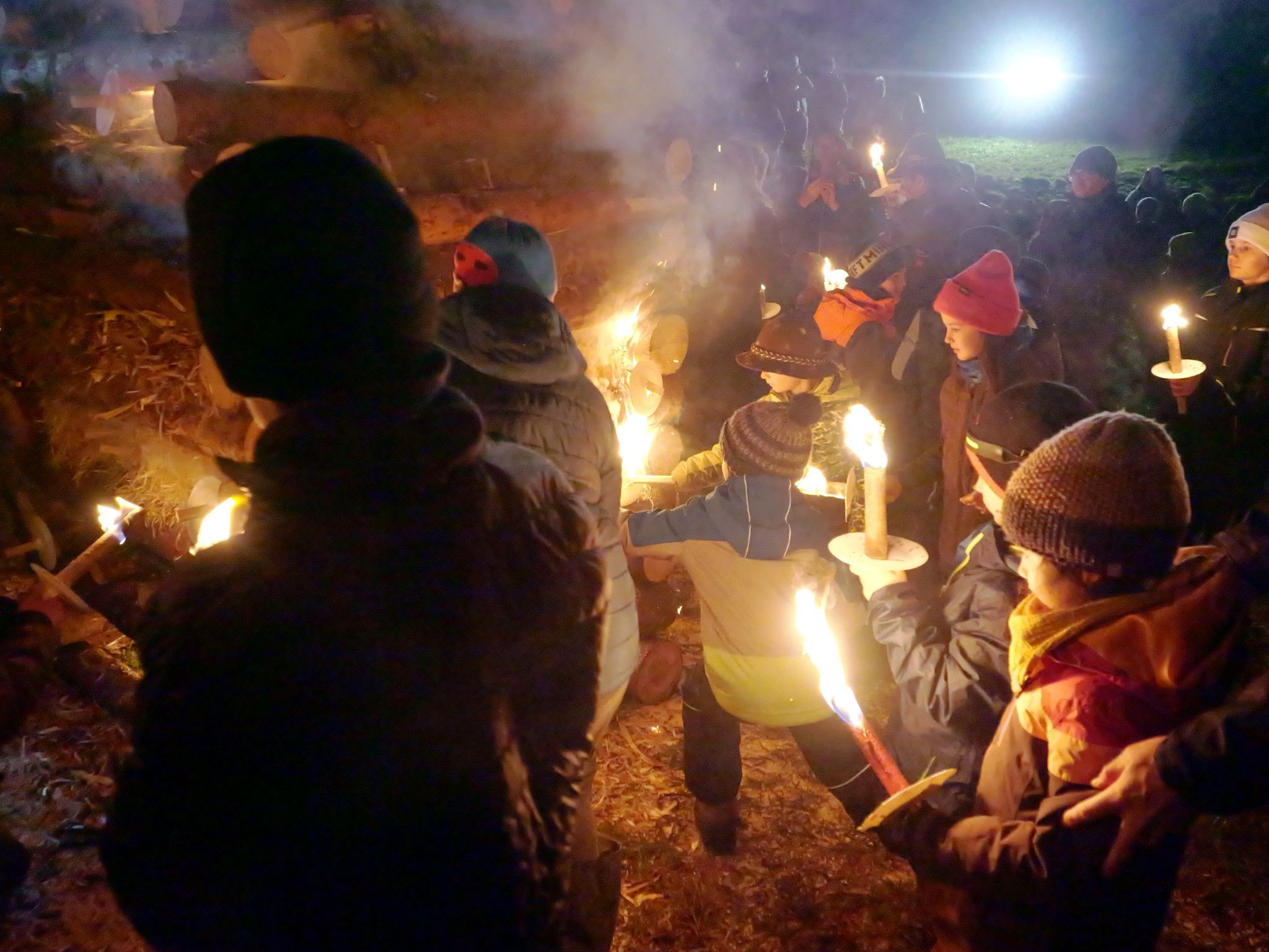 Ein Moment voller Tradition und Zusammenhalt: Mit ruhiger Hand entzündeten die jungen Funkenfreunde den Kinderfunken und setzten damit ein leuchtendes Zeichen zum Jubiläum.