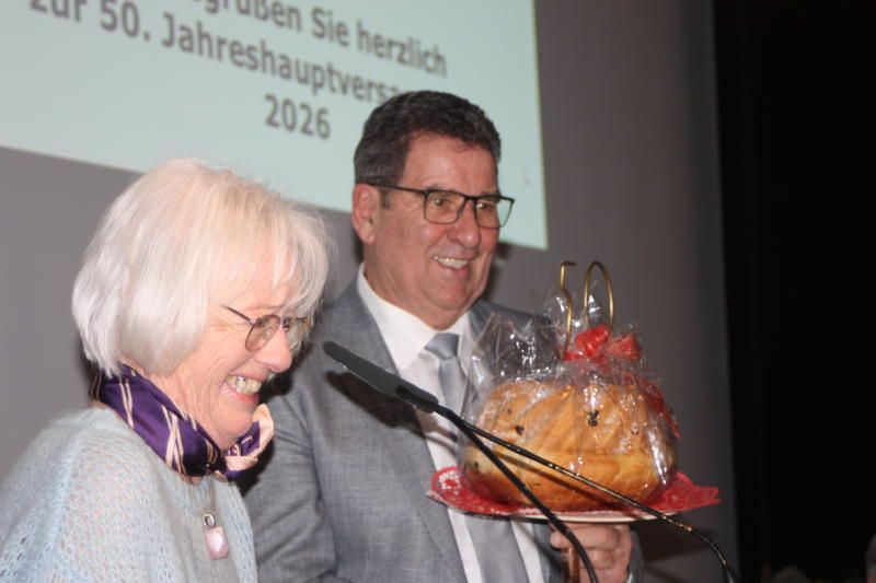 Reinelde Gut übergab zur goldenen Hochzeit an Obmann Helmut Jenny einen Guglhupf. 