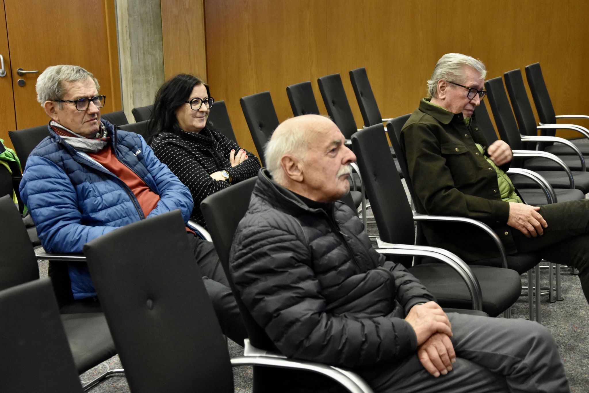 Interessierte Zuhörende beim Vortrag im Sitzungssaal