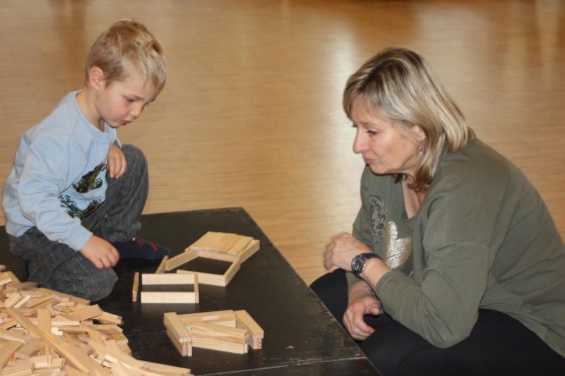 Mutter Verena und Tobias nahmen sich viel Zeit um etwas Großes herzustellen. 