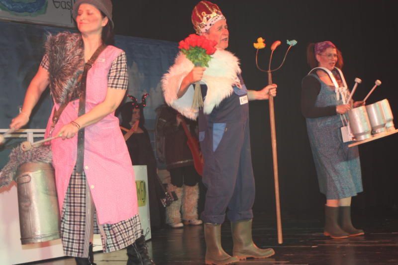 Prinz von Laterns mit seinen zwei weiblichen Begleiterinnen. 