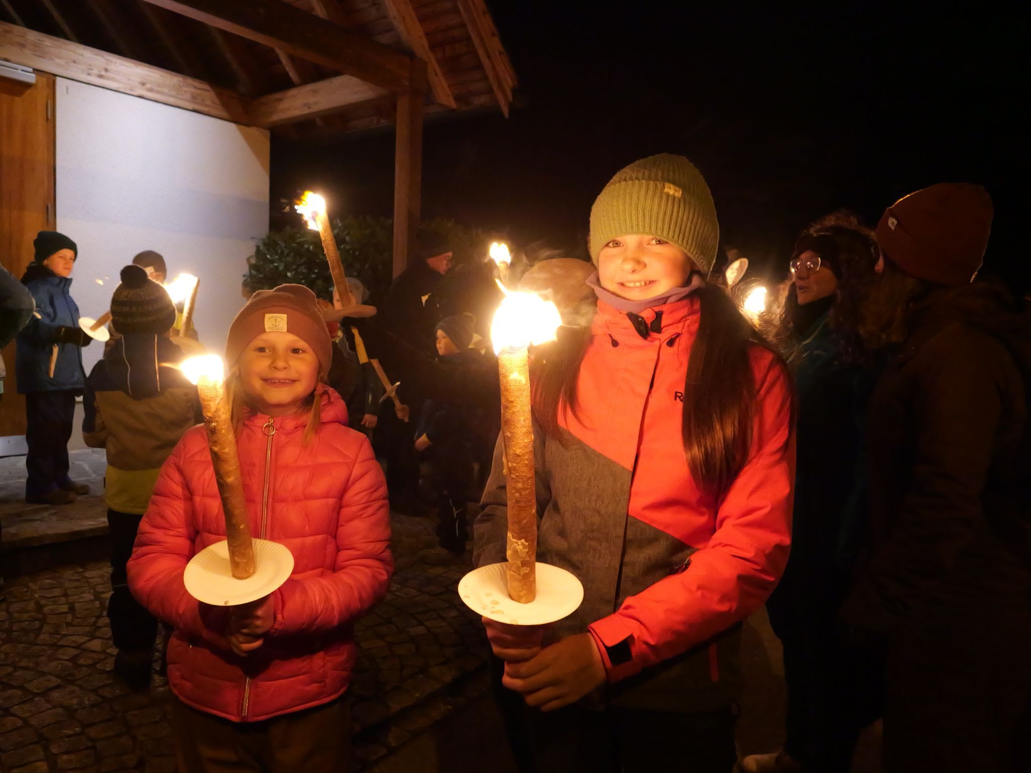 Aurelia und Ida nahmen mit Begeisterung am Fackellauf teil.