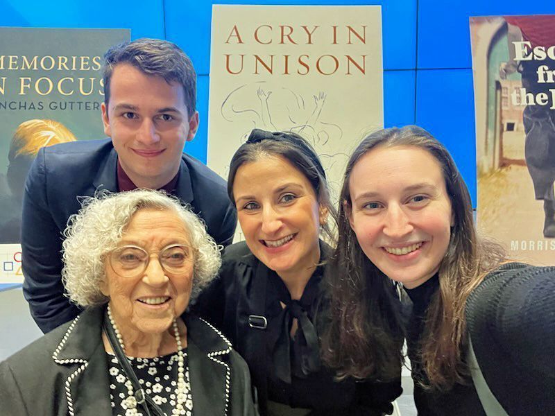 Julian Jenny mit Judy Cohen (Aktivistin), Jody Spiegel, Direktorin des Holocaust Survivor Memoirs Program bei der Azrieli Foundation und Dara vom Toronto Holocaust Museum. @privat