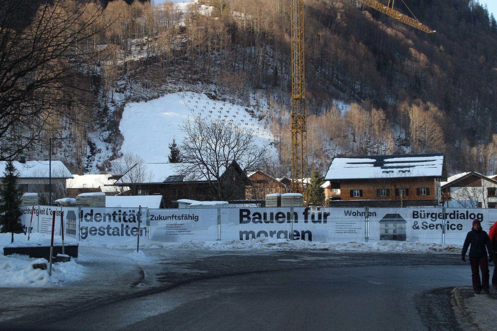 Dass im Hochwinter eine Pause eingelegt wurde, lag nicht nur an der Jahreszeit und der Witterung, man wollte auch den Urlaubsgästen in der Hochsaison Belästigungen durch den Baustellenverkehr ersparen.
