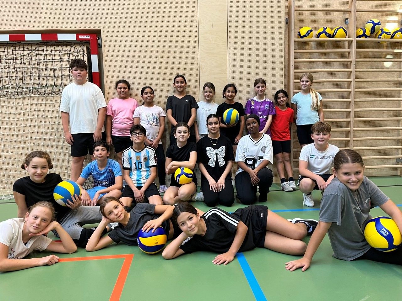Schülerinnen der 1./2. Klassen vom Volleyball MMS Götzis.
