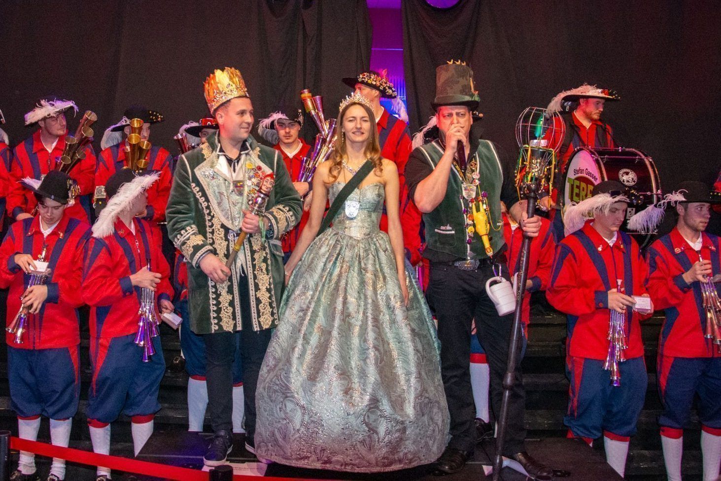 Auch das Höchster Prinzenpaar samt Schalmeien und Garde ließ sich die Party nicht entgehen.