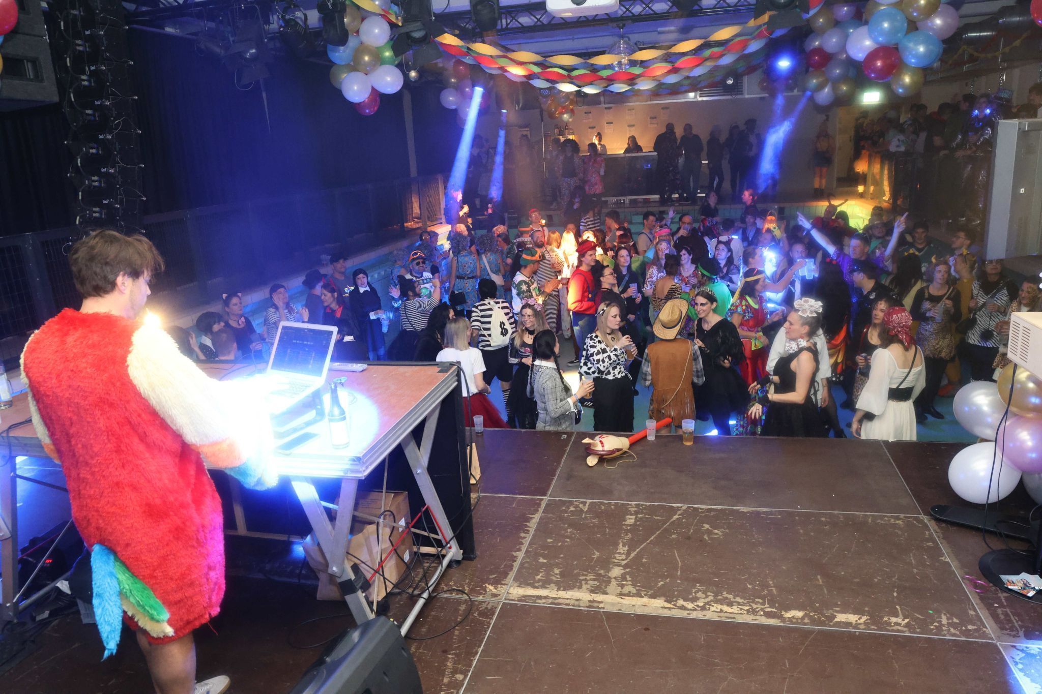 Viel Kostüm-Phantasie und Stimmung prägten den ersten Teil des 