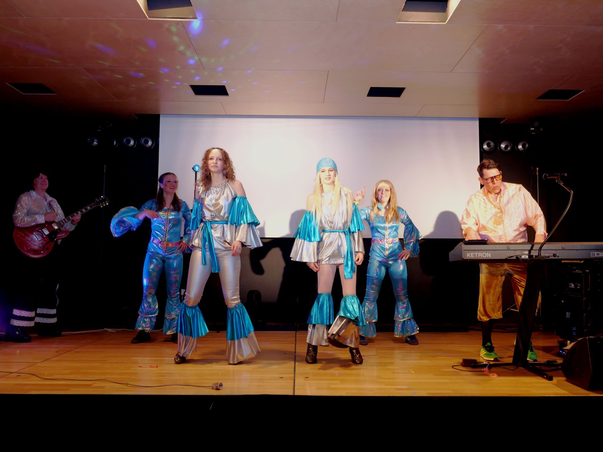 ABBA-Feeling im Pfarrsaal: Die Skifahrerinnen überzeugten mit einer mitreißenden Show.