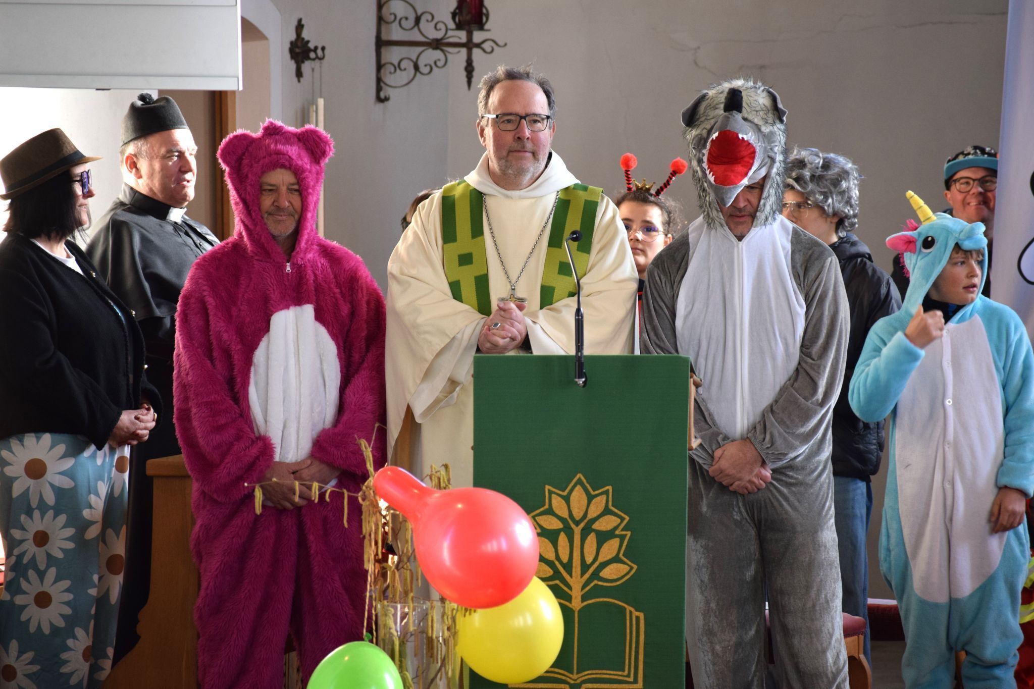 Abt Vinzenz feierte mit einer bunten Faschingsgemeinde den Gottesdienst.