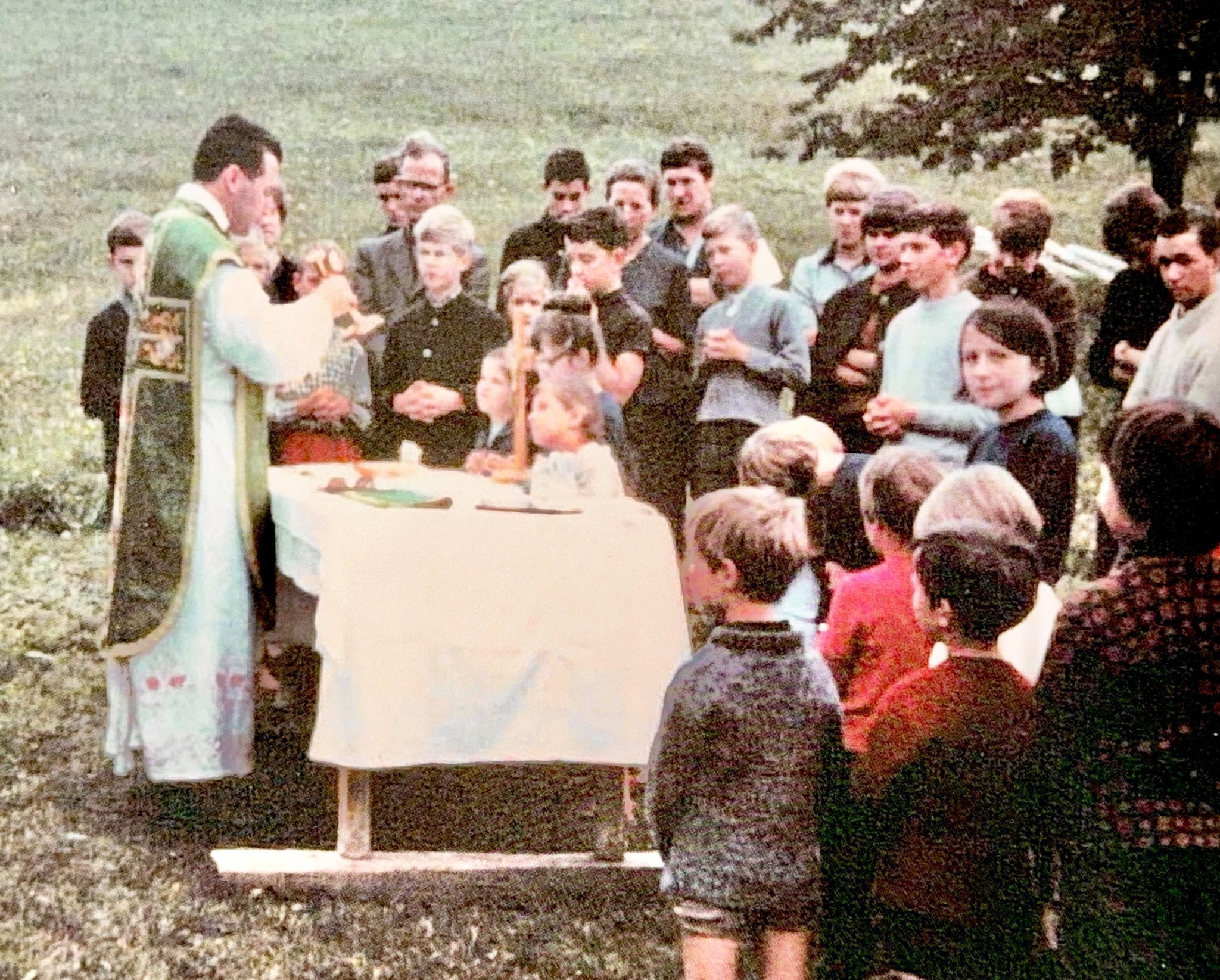 Der junge Kaplan Siegfried Furxer bei einer Feldmesse