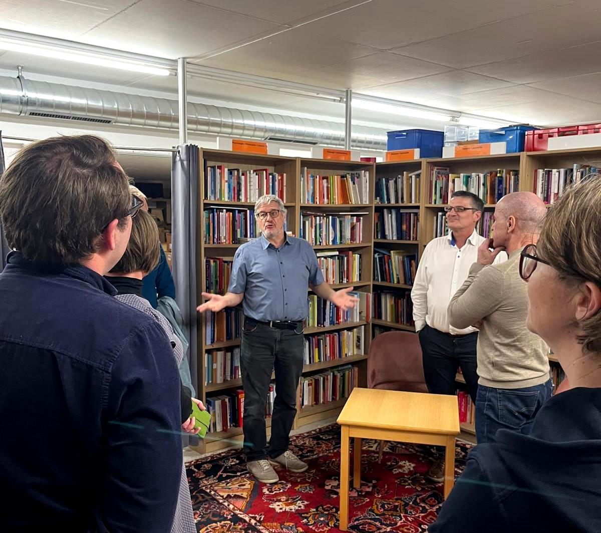 Führung durch die verschiedenen Bereiche des Hauses, von der Warenannahme über die Werkstätten bis hin zu den Verkaufsräumen.