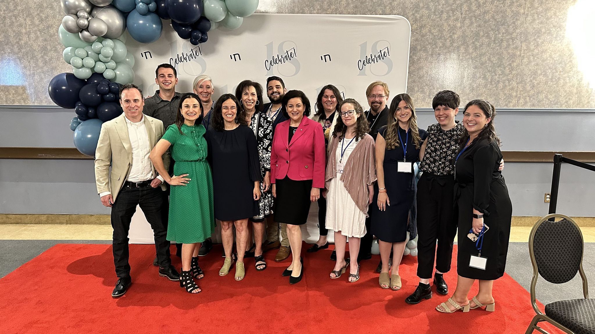 Julian während seines Auslandsdienstes mit dem gesamten Team des Azrieli Holocaust Survivor Memoir Program. @privat