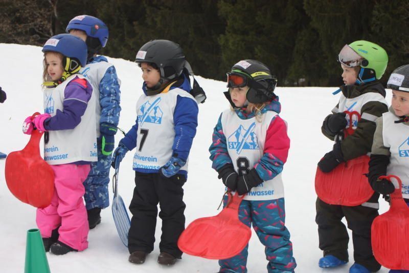 Für das Rodeln haben sich auch einige Kids angemeldet. 