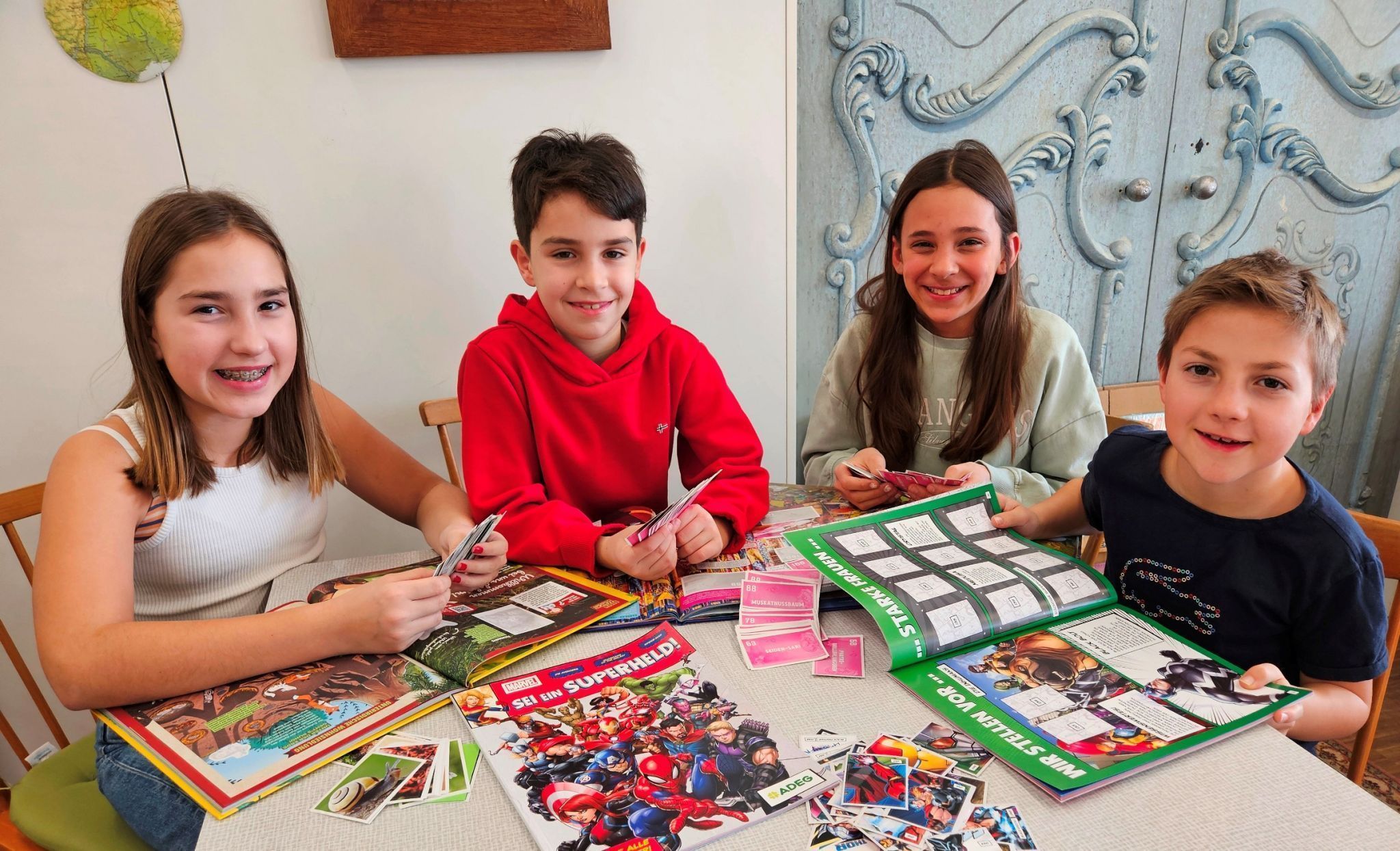 Auch Flora, Vincent, Felipa und Wendelin sind in den Energieferien mit ihren Alben von SPAR und ADEG bei den Stickertauschtagen im Lochauer Brockenhaus-Cafe mit dabei.