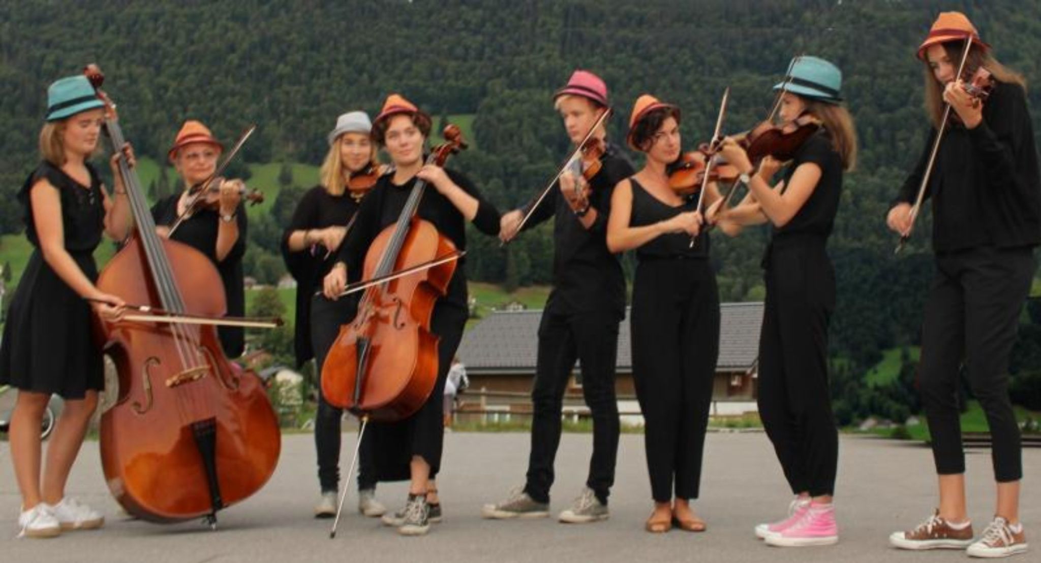 Evelyn (2. v. l.) und Irma-Maria (3. v. r.) sind u. a. auch bei Messis Cellogruppe aktiv.