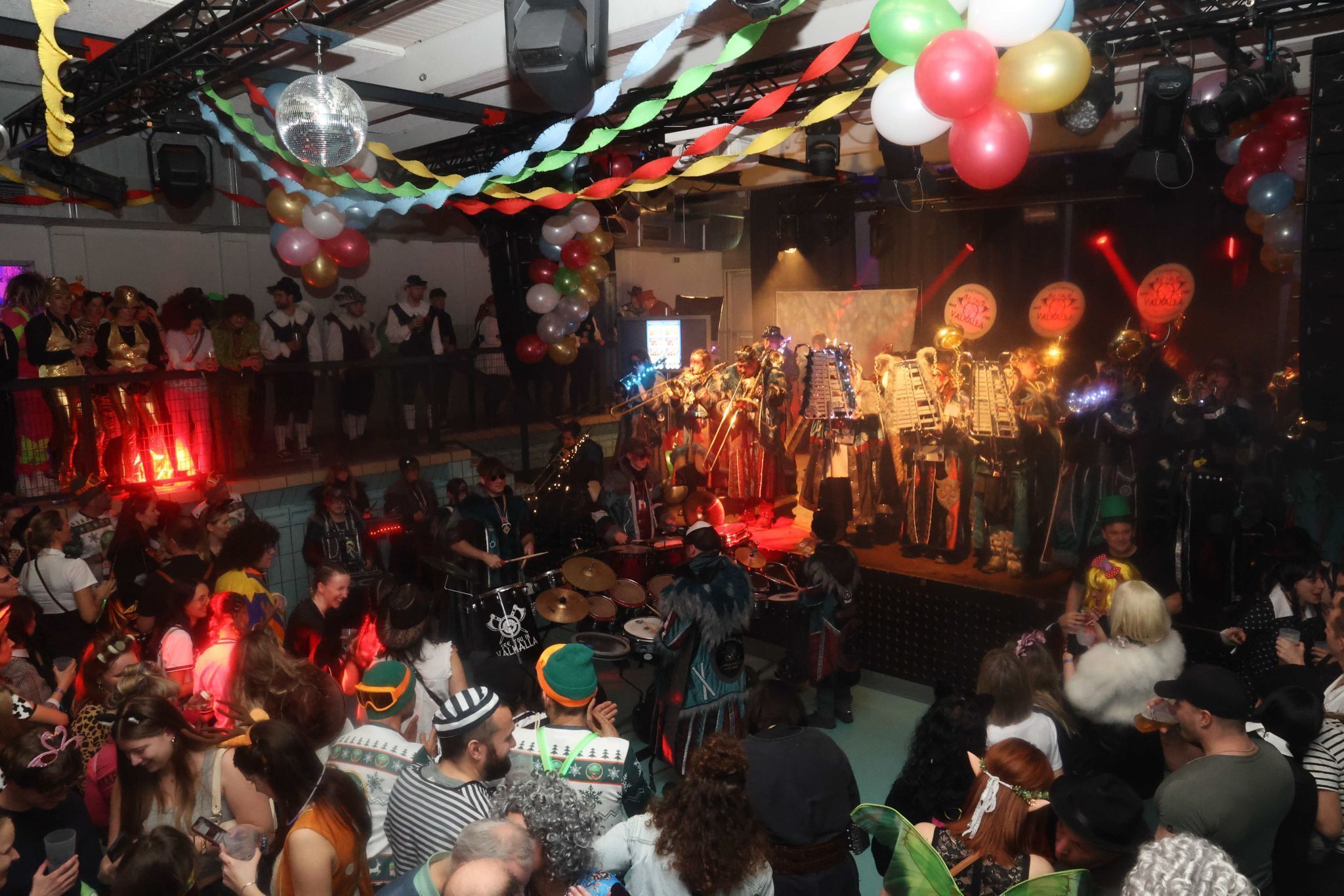 Viel Kostüm-Phantasie und Stimmung prägten den ersten Teil des 