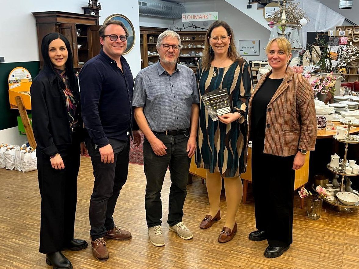 Das Führungsteam der Unternehmerbörse Leiblachtal mit Sabrina Jochum, Obmann Manuel Hehle, Petra Böck und Kathrin Fetz sowie dem Leiter des Brockenhauses Leiblachtal Jürgen Buelacher (Mitte).