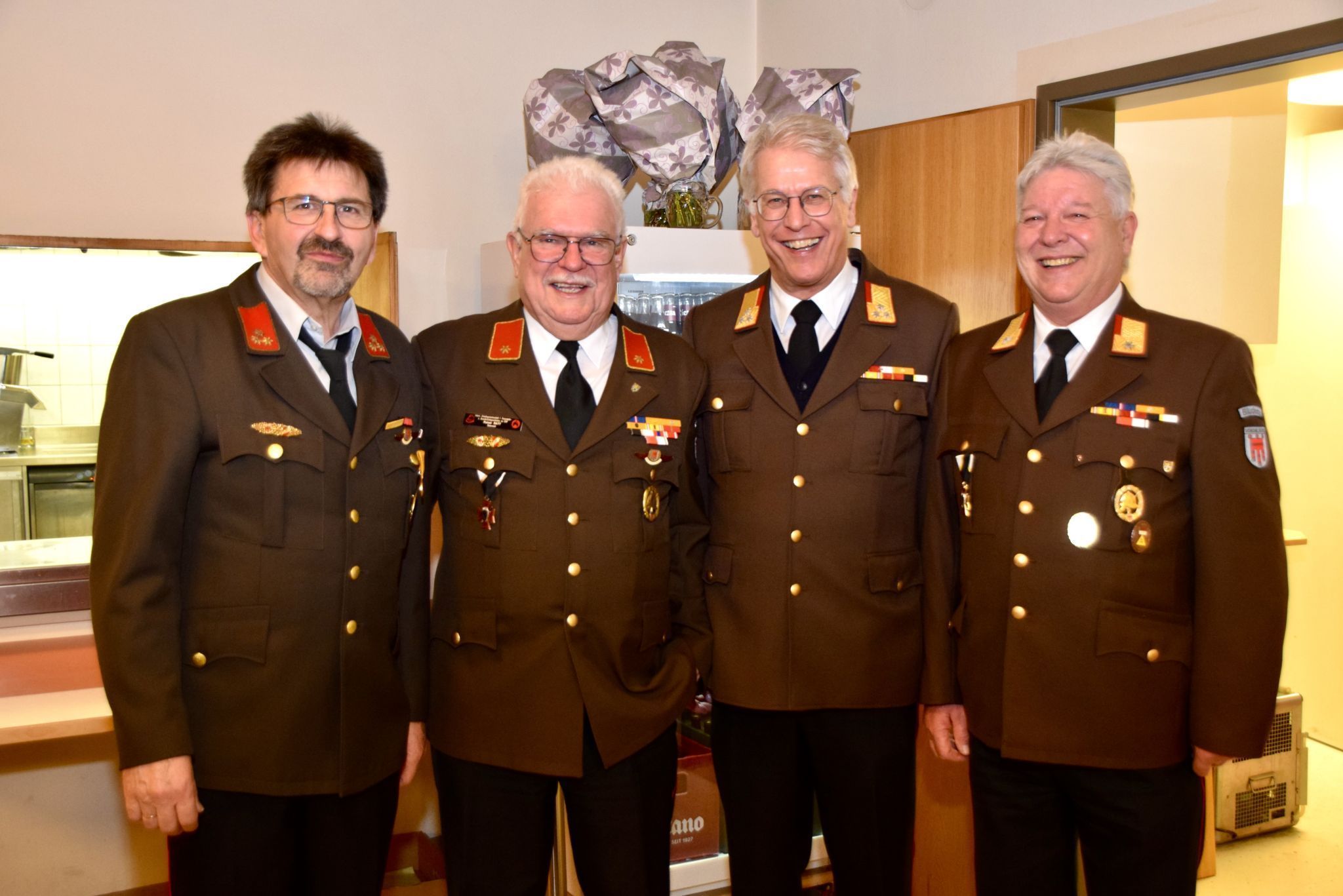 Der ehemalige Bürserberger Feuerwehrkommandant Ernst Wehinger, Rainer Ratt, der ehemalige Bludenzer Bezirksfeuerwehrinspektor Christoph Feuerstein und der ehemalige Bludenzer Feuerwehrkommandant Georg Oberhauser.