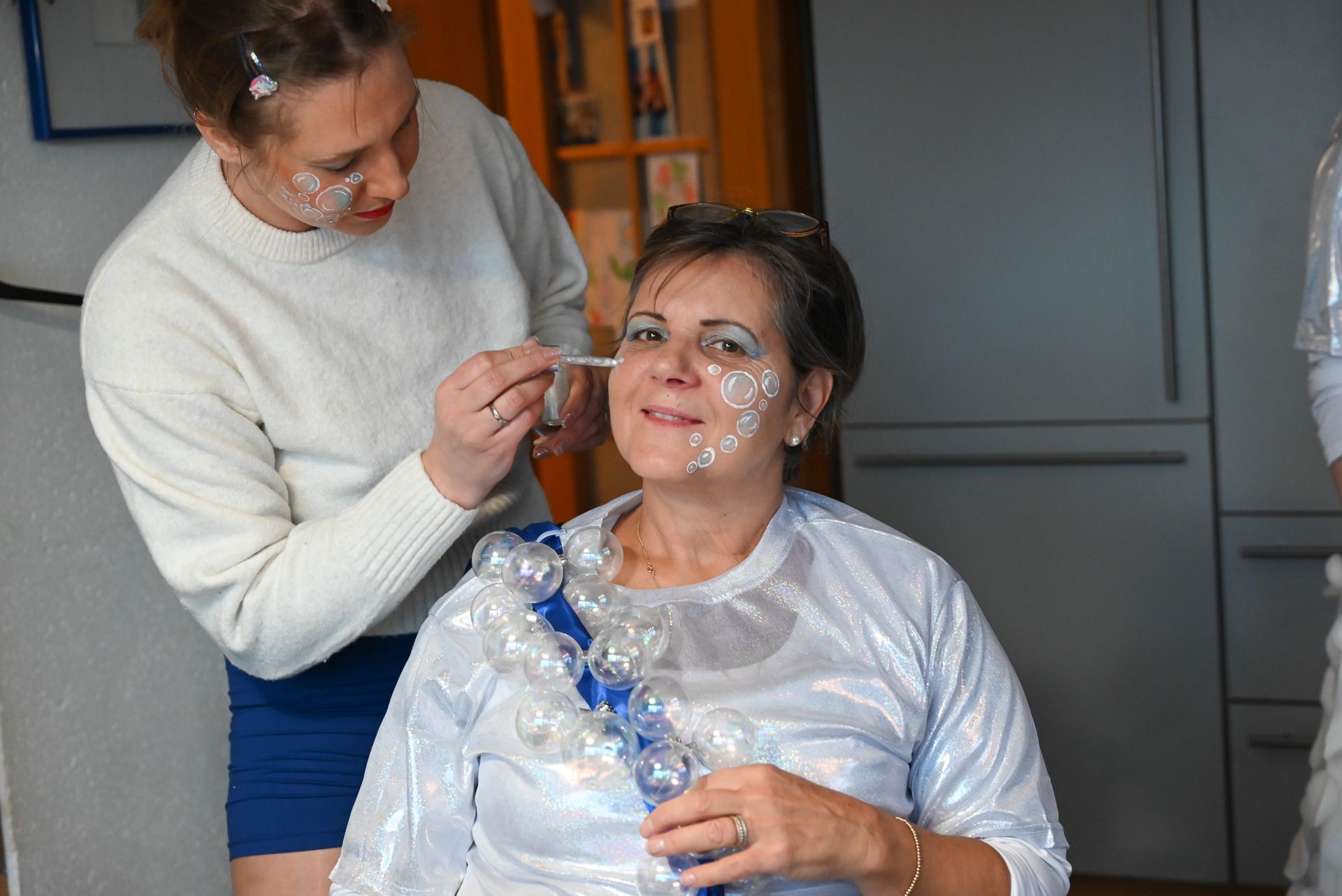 Aline schminkt jedes Mitglied. 