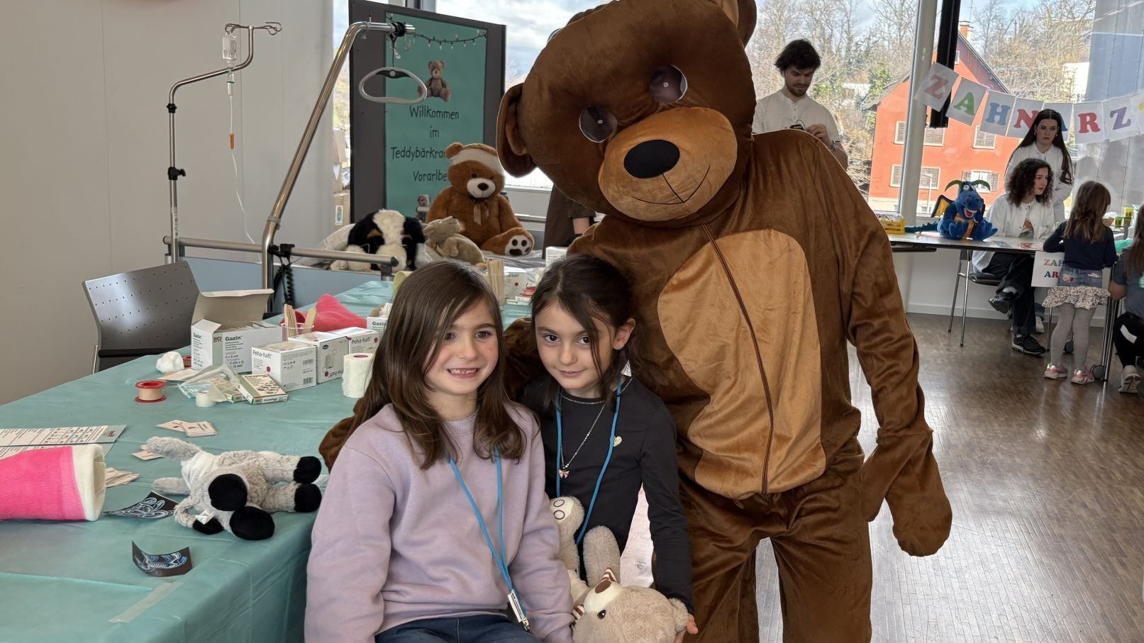 "Mein Teddybär hat Bauchweh" – Kinder übernehmen den OP im LKH Feldkirch