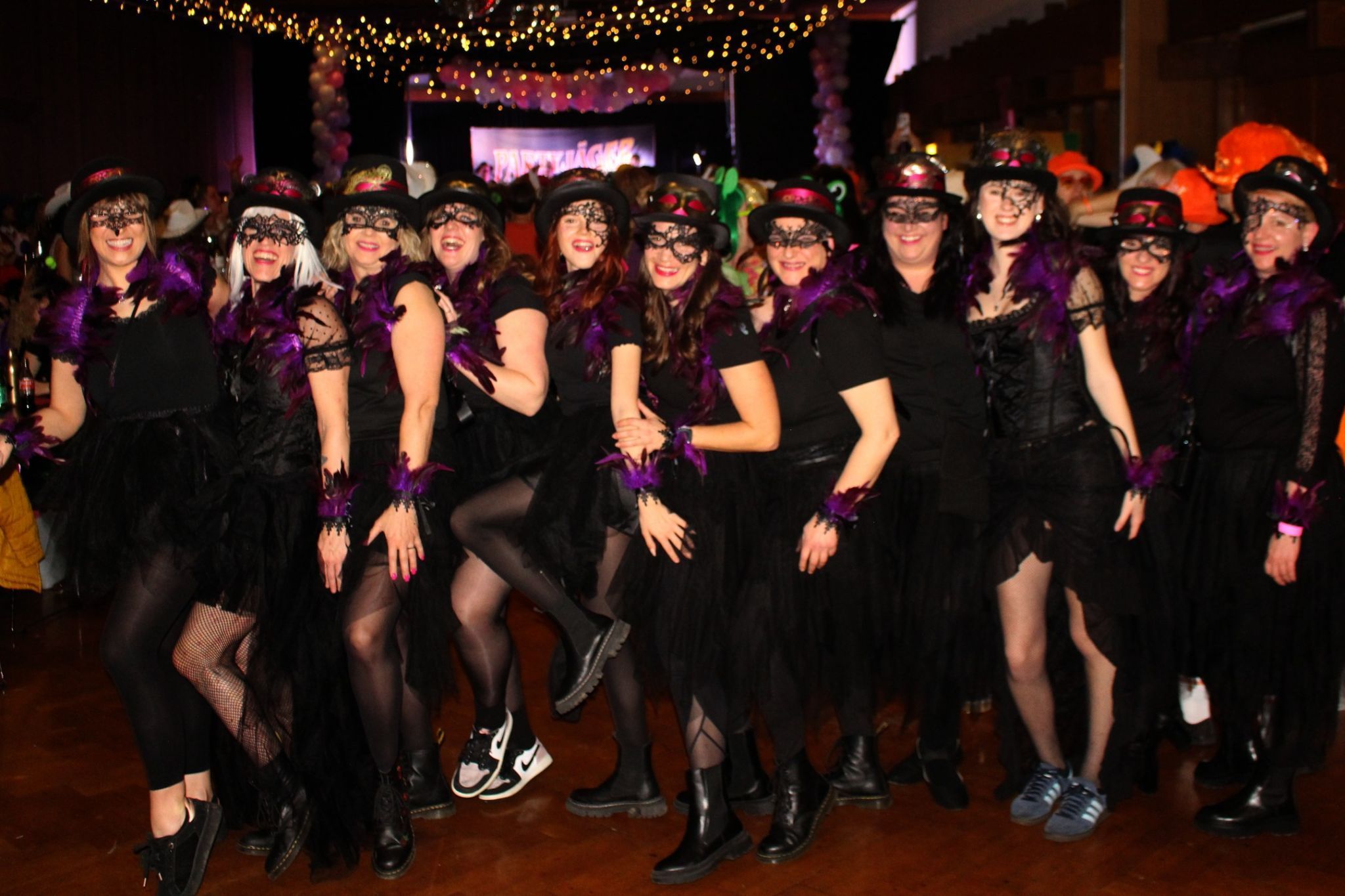 Könnte eine Damen-Fußballmannschaft sein: elf gutgelaunte Mäschgerle.