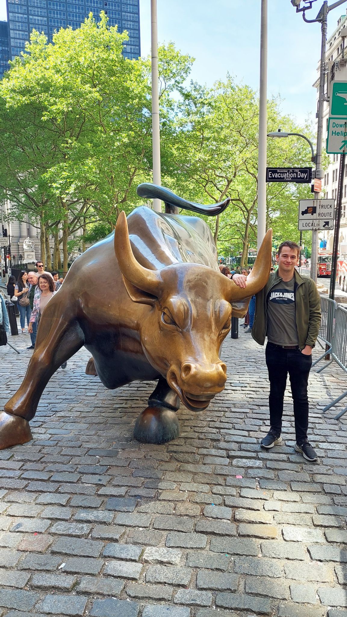 Der zukünftige Finanzexperte mit dem Charging Bull bei der New Yorker Börse am Eingang der Wall Street. @privat
