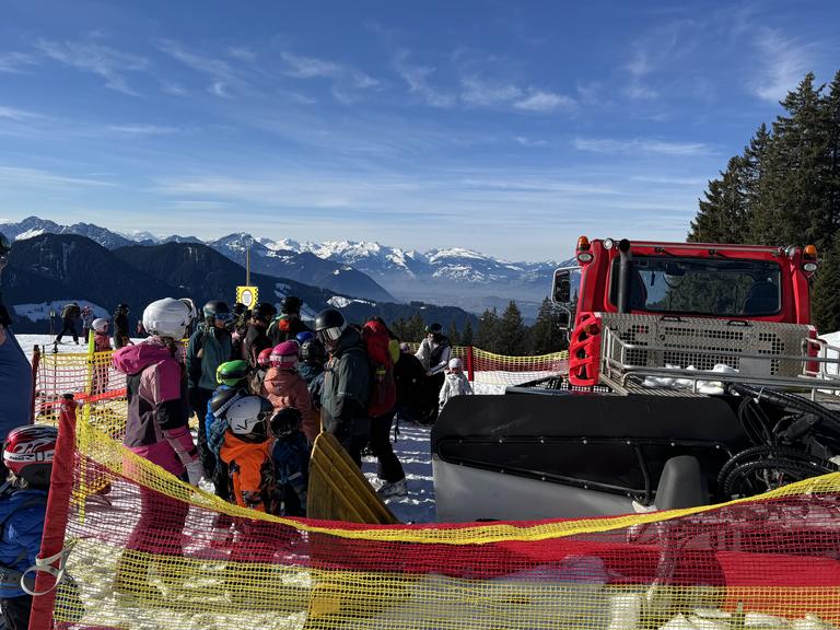 "Ich werde einmal Bergretterin", sagt die kleine Johanna und wartet auf ihre Fahrt mit dem Pistenbully