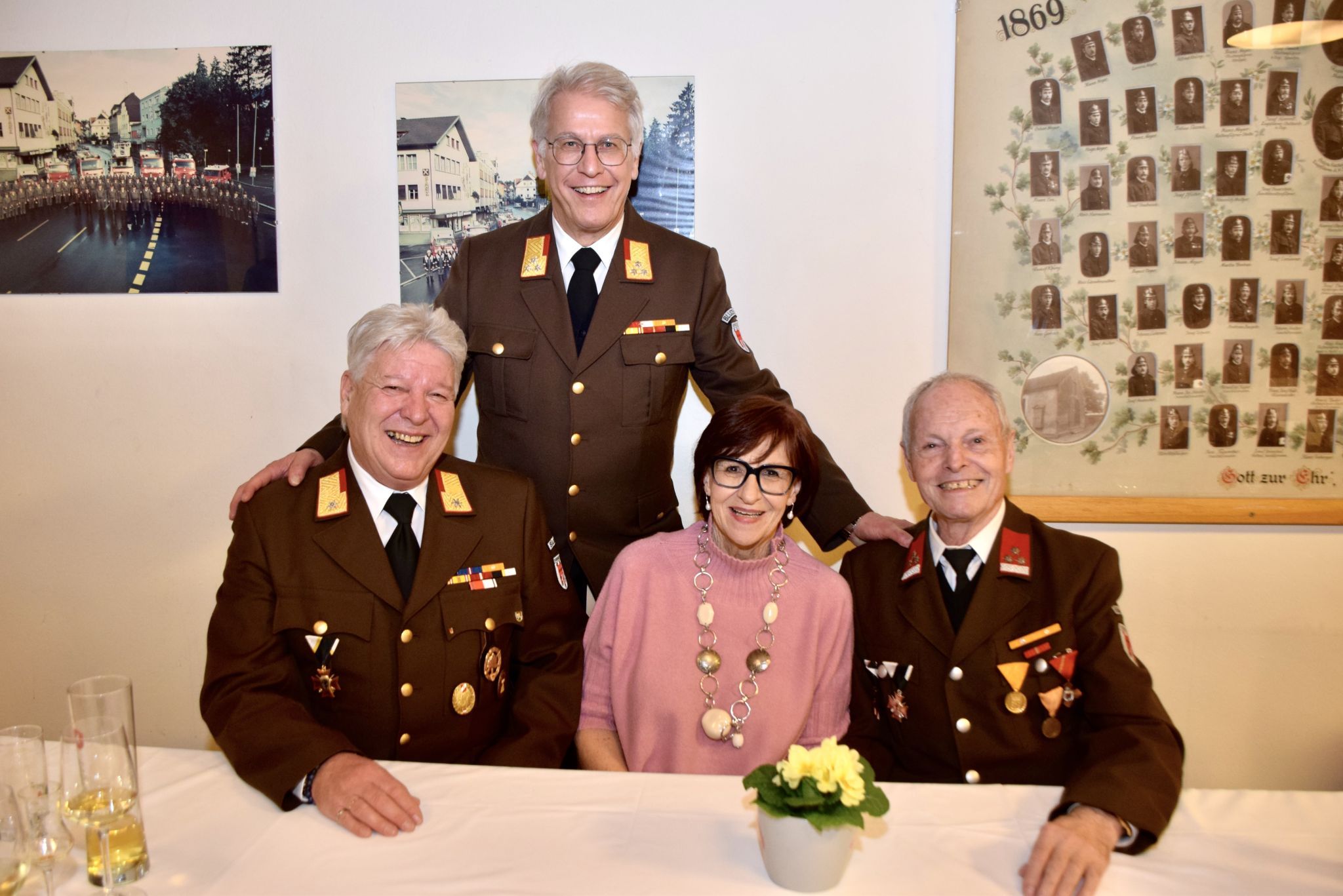 Der frühere Bludenzer Feuerwehrkommandant Georg Oberhauser, der frühere Bezirksfeuerwehrinspektor Christoph Feuerstein (stehend), Fahnenpatin Inge Walch und Kurt Holdermann.