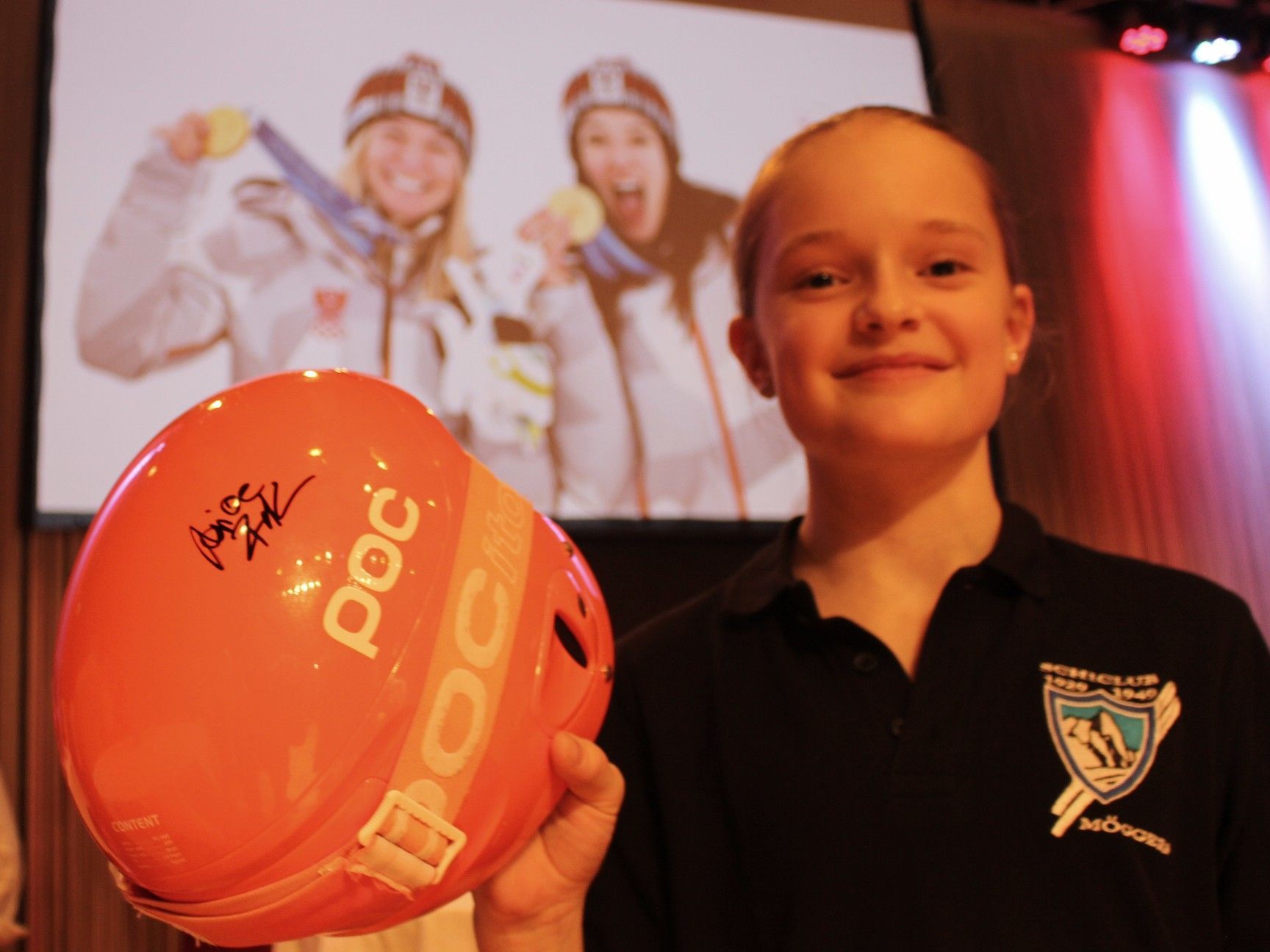 Thea ließ sich ihren Helm signieren