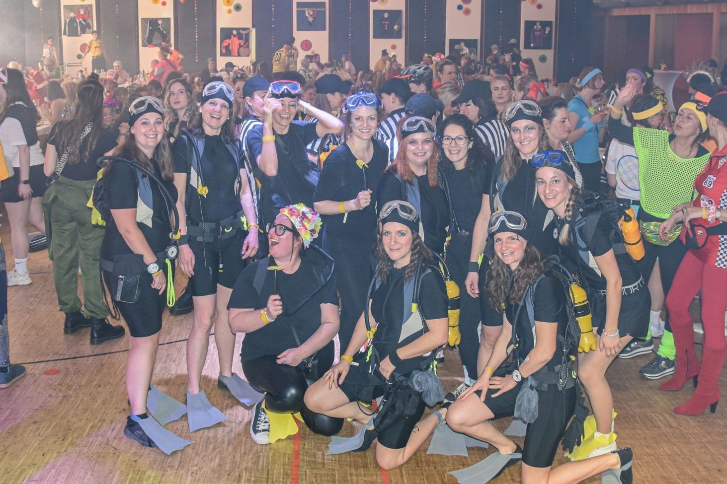 Bunt ging es zu auf dem ersten FC Höchst Faschingskränzle.