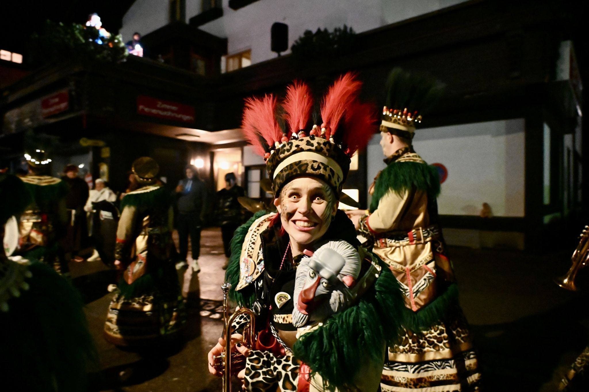 Wunderschönes Kostüm der Klostertaler Rutschifenggen Guggamusik.