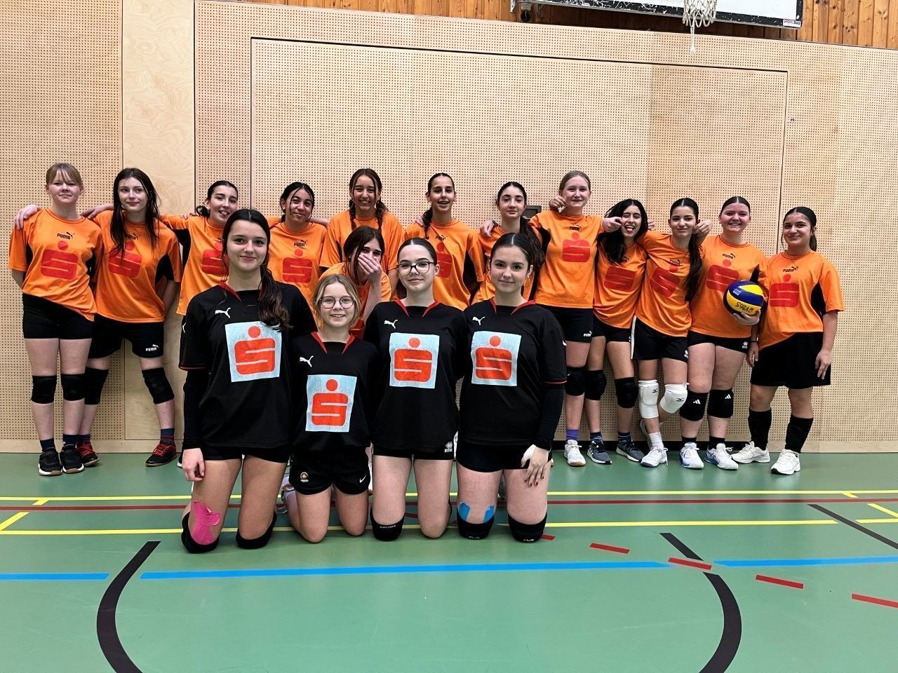 Reihe 1: Ameli, Veronika, Klara, Mia.                                           Mädchen Volleyball-Mannschaft: Reihe 2: Hayley, Laura, Zahra, Aylin, Isabella, Nil, Lorin, Sina, Kafaa, Dilan, Esila, Vanessa, Nurgül