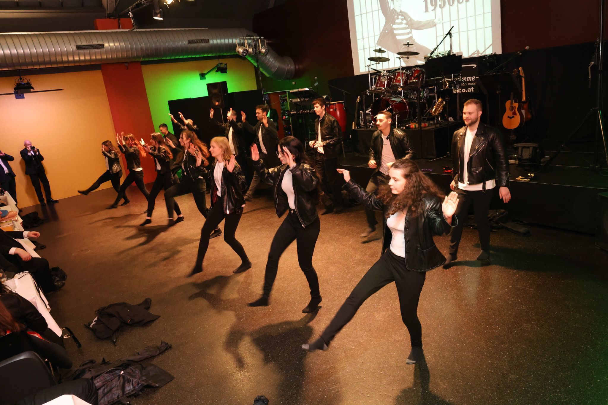 Auftakt zum Showblock mit verschiedenen Epochen der Musik- und Tanzfilme.