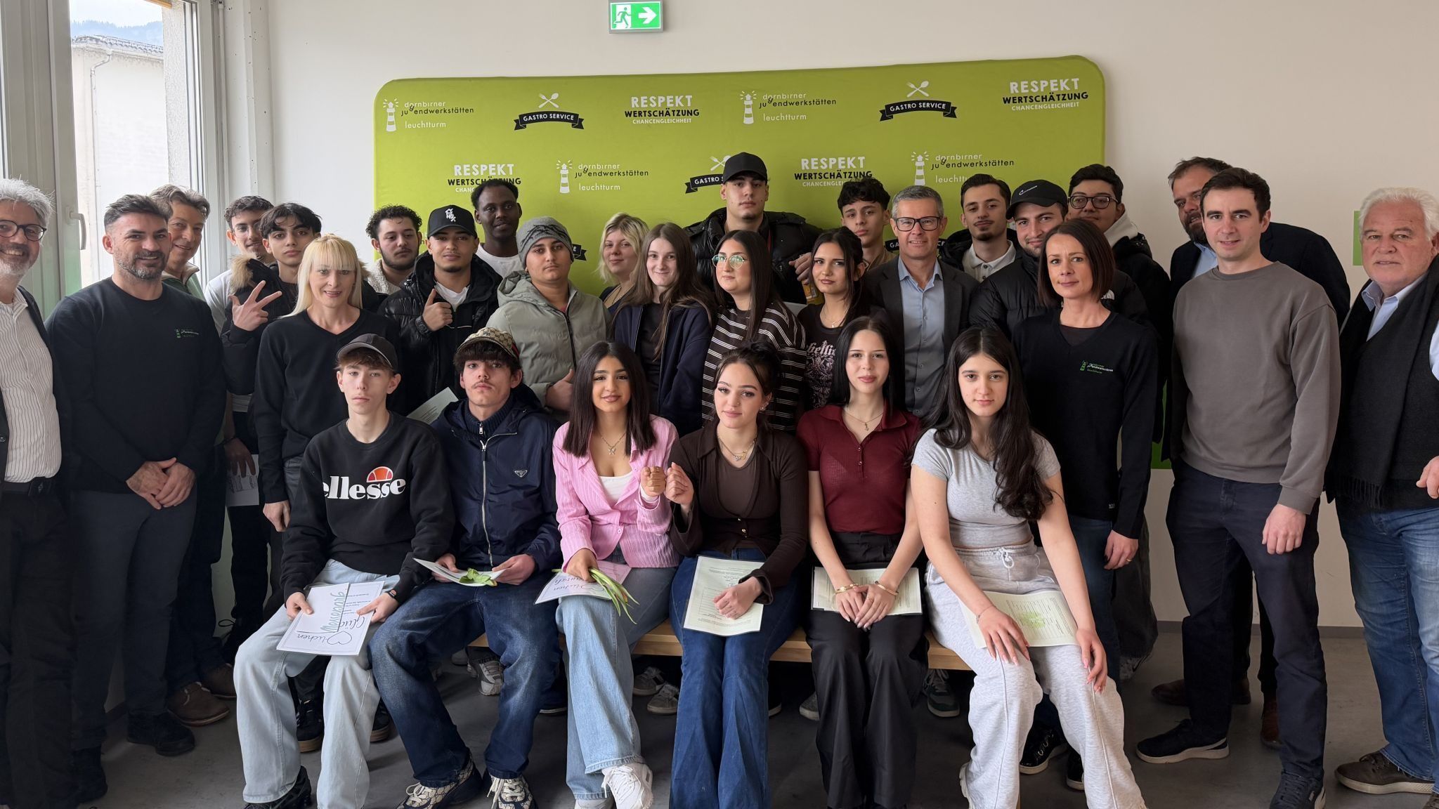 Das Team vom Leuchtturm und die 24 Absolventen hatten allen Grund zu feiern - alle 144 Prüfungen wurden positiv abgeschlossen. 