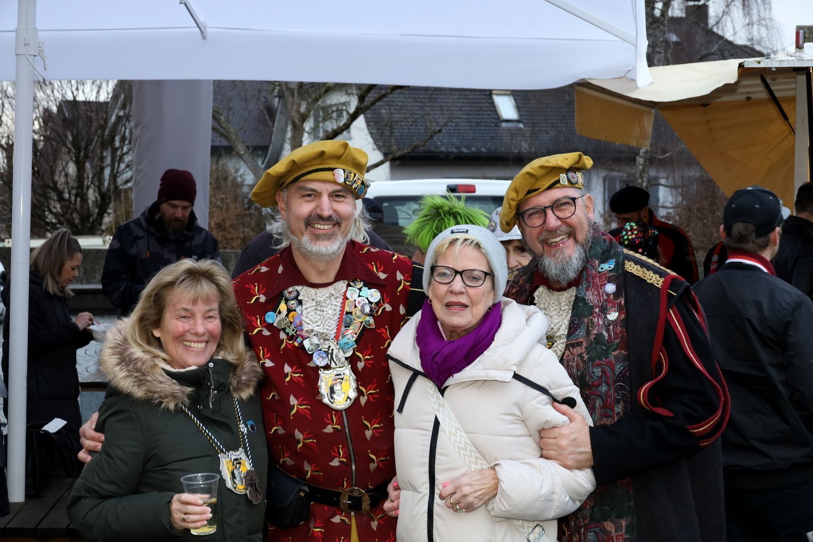 Komtur Ritter Wolfgang (li) und Ritter Andreas (re) mit Besuchern bei der Bürgermeisterabsetzung in Hörbranz