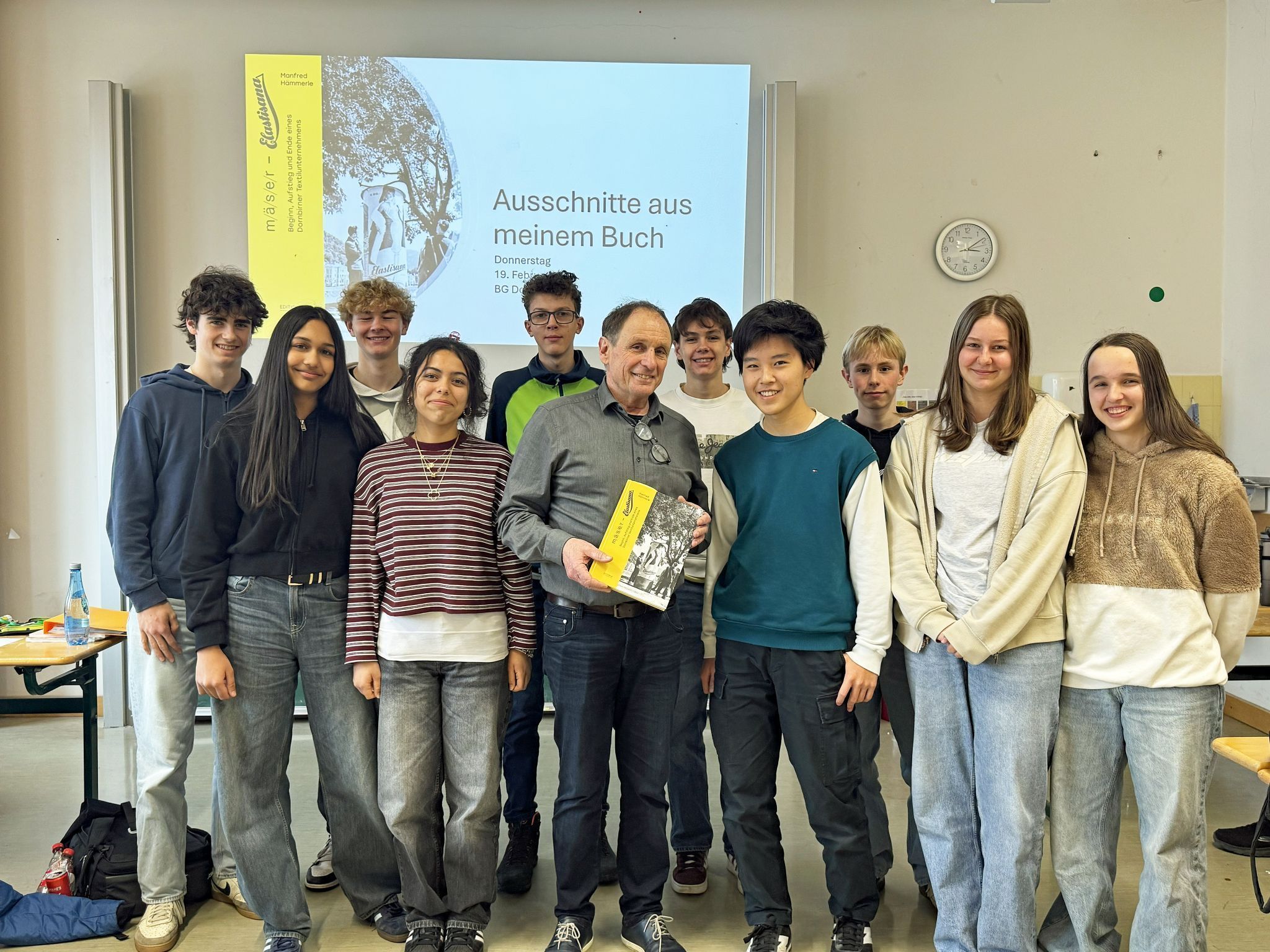 Manfred Hämmerle präsentierte den Gymnasiasten sein Buch „m/ä/s/e/r – Elastisana – Beginn, Aufstieg und Ende eines Dornbirner Textilunternehmens“.