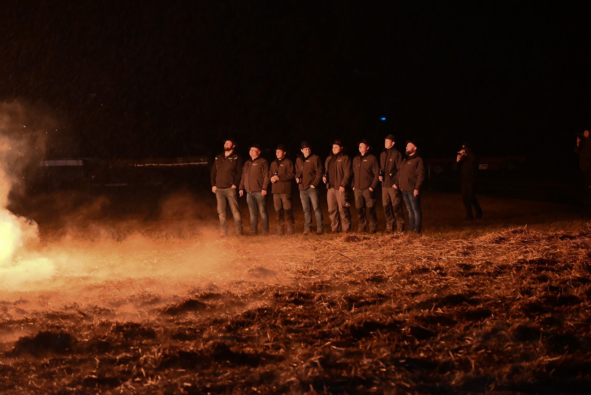 Andächtig bewunderten die Funkenbauer das Abbrennen ihres Funkens.