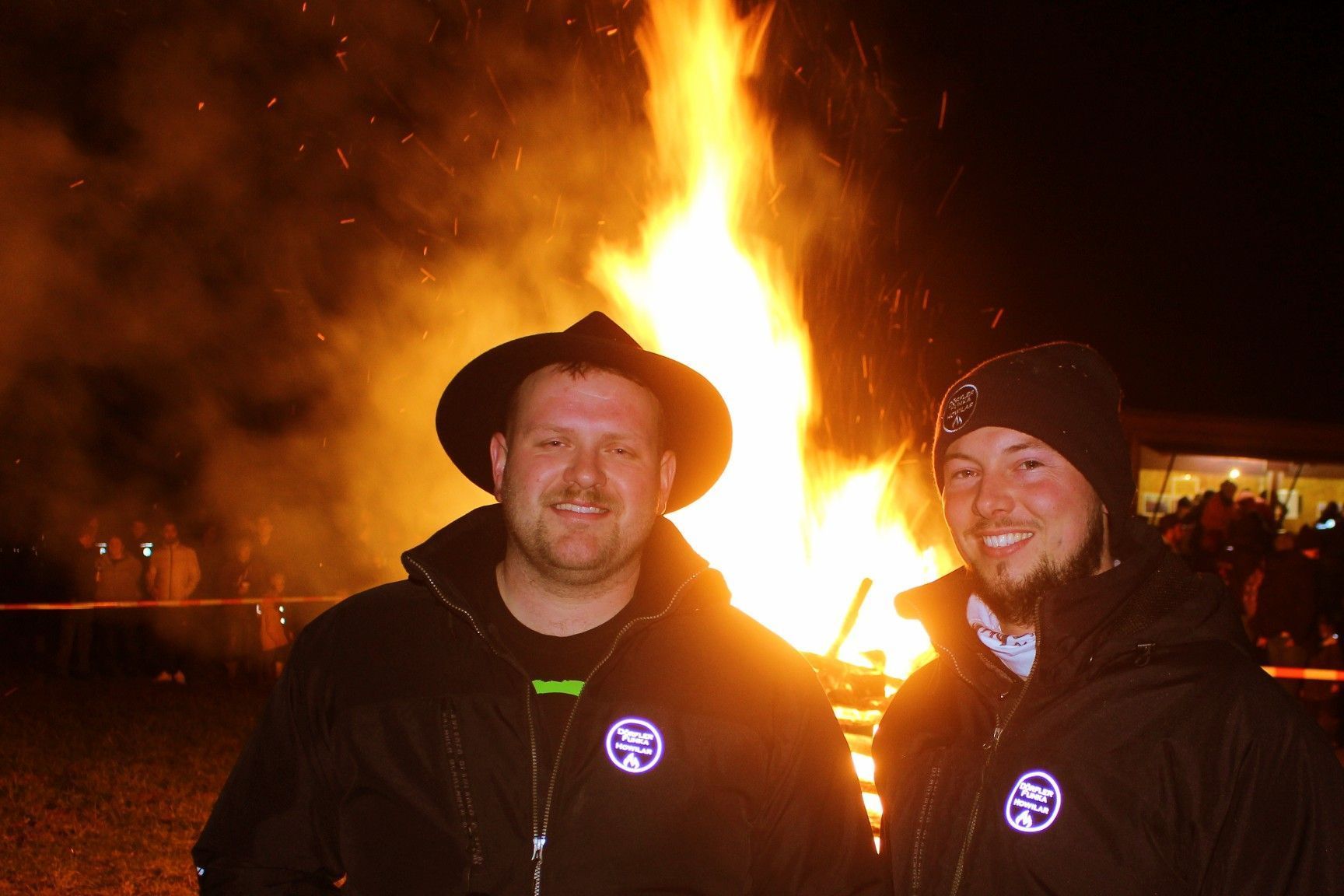 Die Funkenmeister Johannes Greissing und Clemens Rottmaier hatten gut lachen – ihr Funken brannte wie im Bilderbuch ab. PETER STRAUSS   