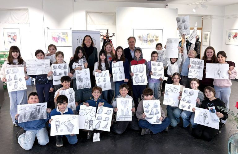 6_Die Kinder der 1a Klasse des BG Blumenstraße zeigen  stolz ihre Arbeiten.jpg