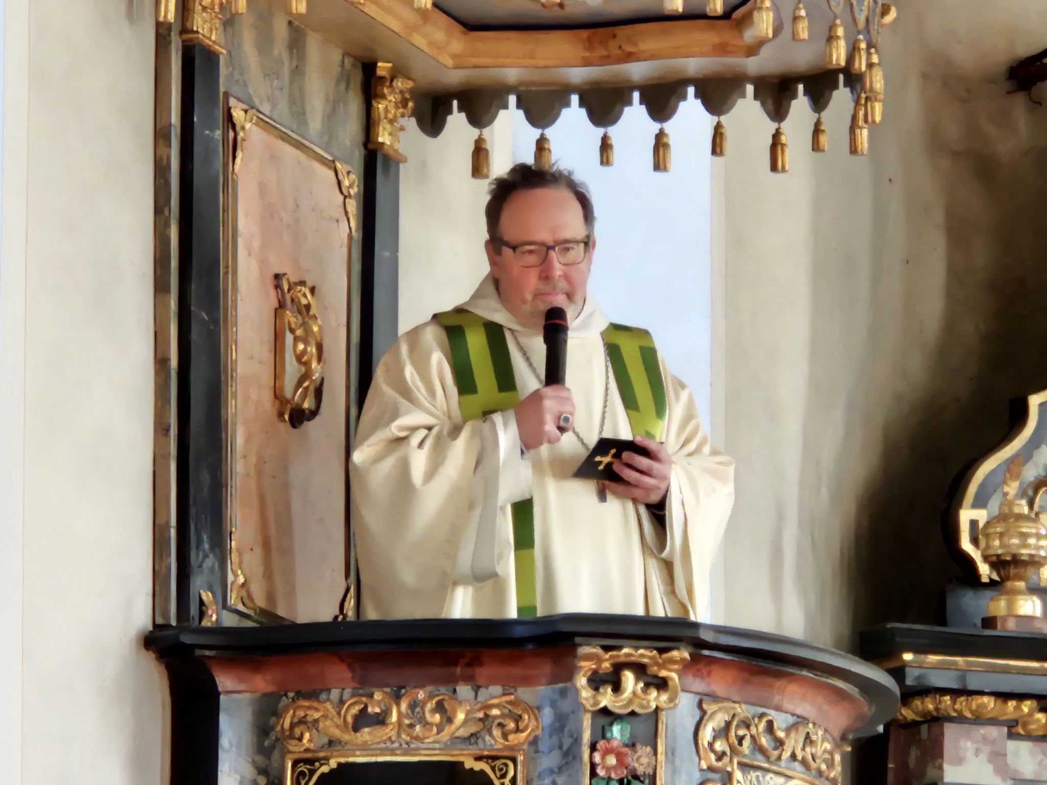 Die humorvolle Predigt wurde von der Kanzel gehalten.
