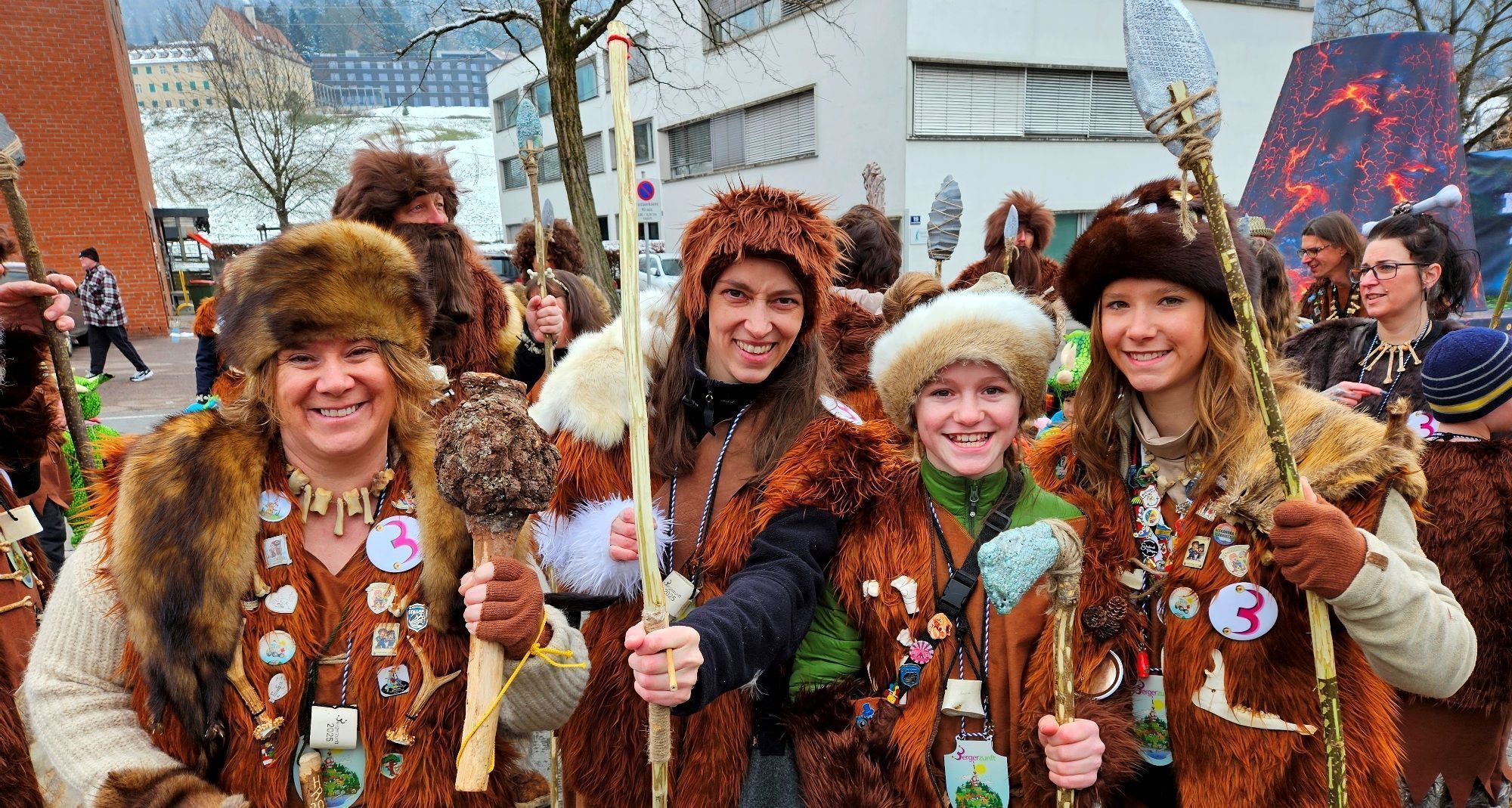 Mit dabei auch die „Berger Steinzeitmenschen“ zusammen mit den kleinen Dinos und ihrem Bürgermeister Roman Rist. Ore, Ore!