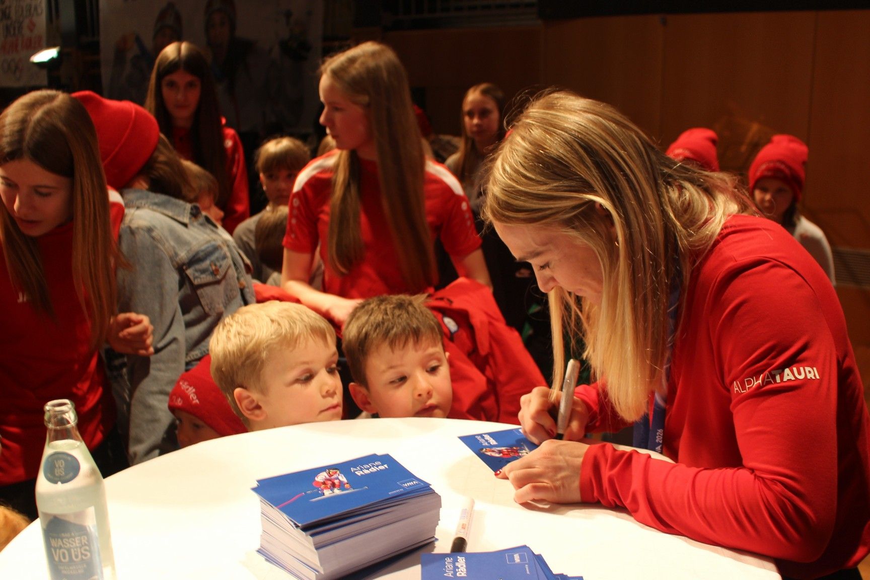 Selbst auf Zehenspitzen konnten diese beiden Fans kaum über die Tischkante schauen, wie Ariane ihre Autogrammkarten signierte.