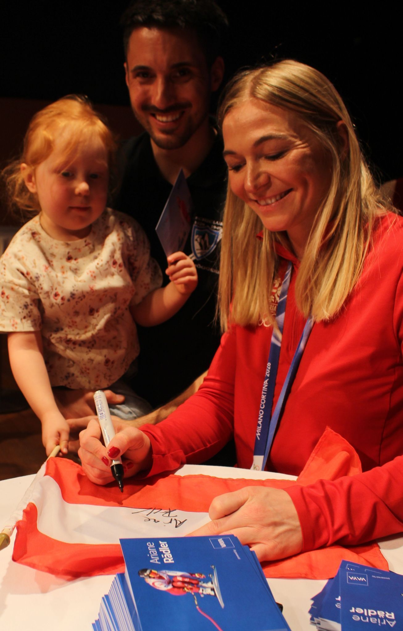 Auf ihr signiertes „Ari-Fähnle“ ist Romy mächtig stolz.