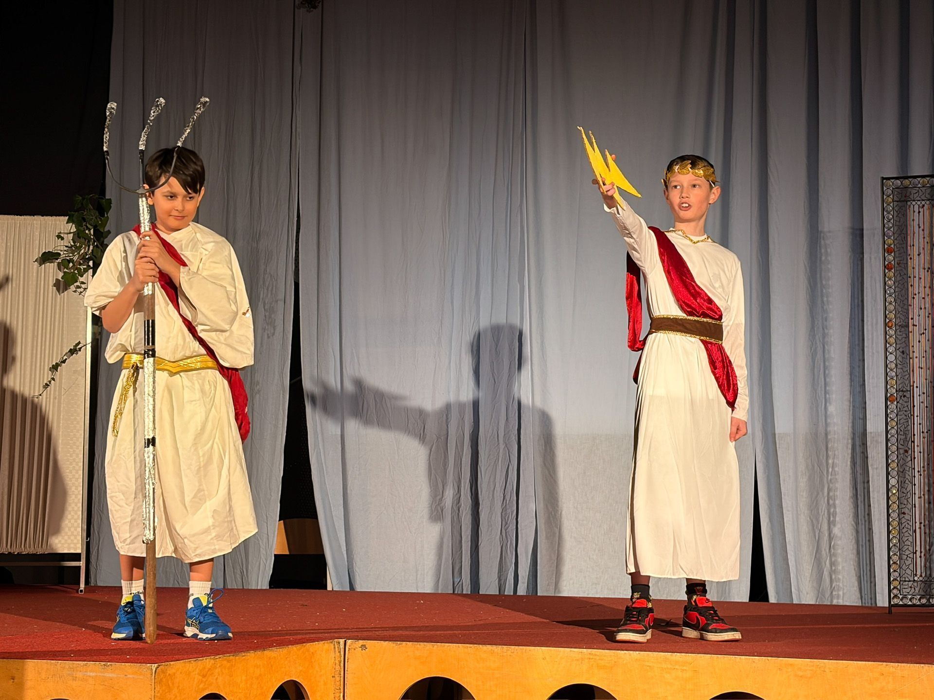 Im Stück der 2a-Klasse besuchten die Götter die Menschen auf der Erde.