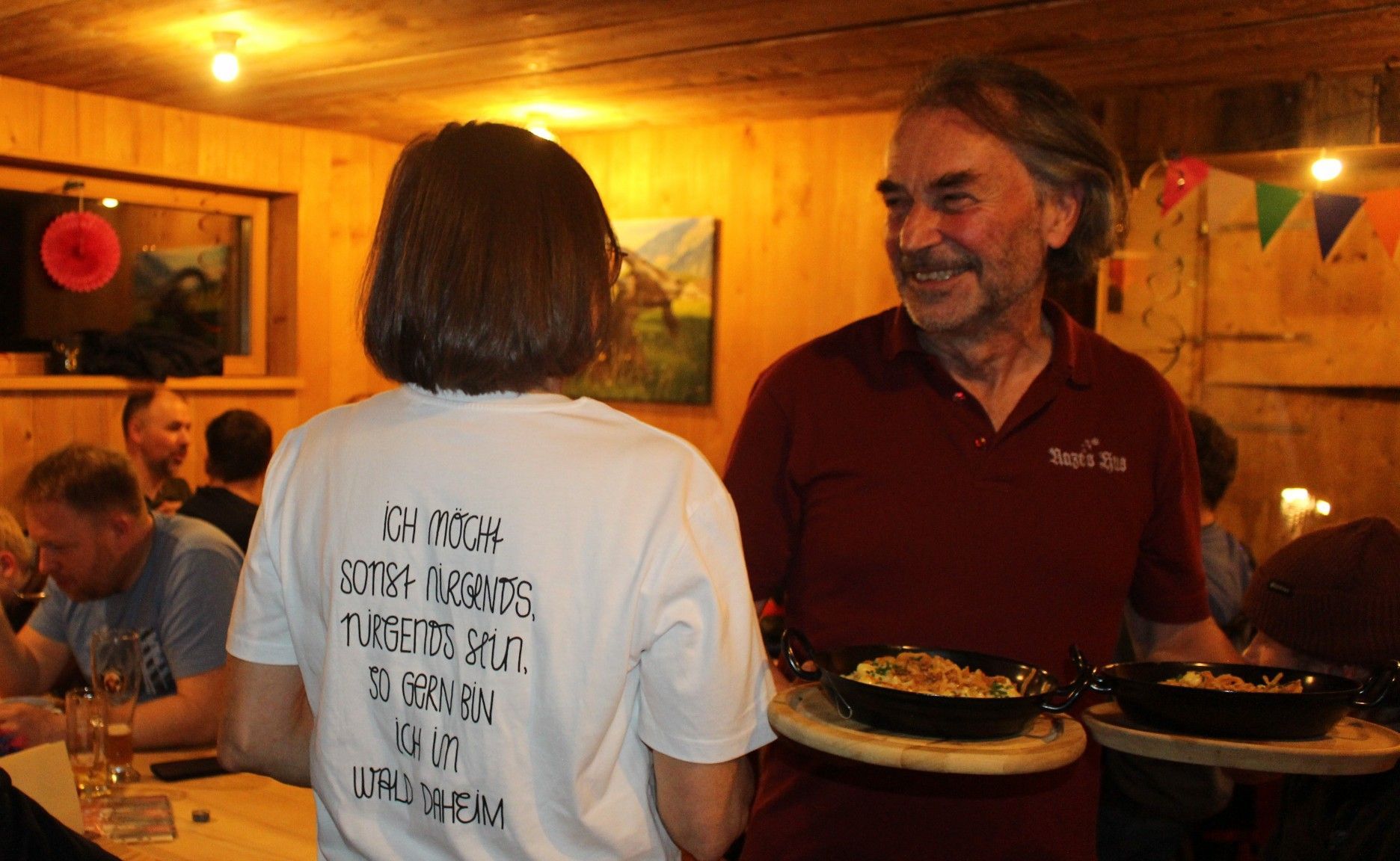 Wenn „Ein Wälderdorf“ erklingt, dann hält Christiane Hager (im Bild mit ihrem Gatten Albert) den Refrain-Text bereit.   